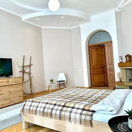 Apartments In The City Center, Near A Theatre, Zlata Plaza Rivne Exteriör bild