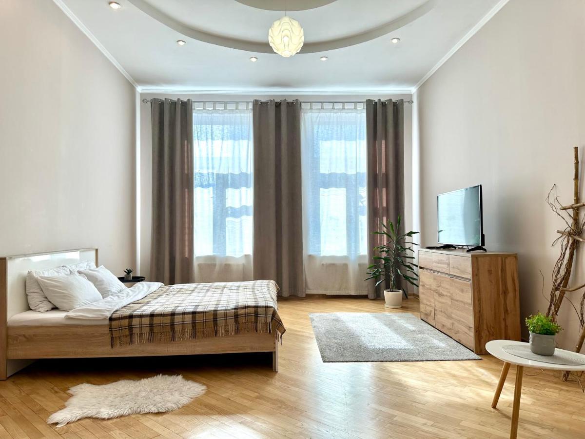 Apartments In The City Center, Near A Theatre, Zlata Plaza Rivne Exteriör bild