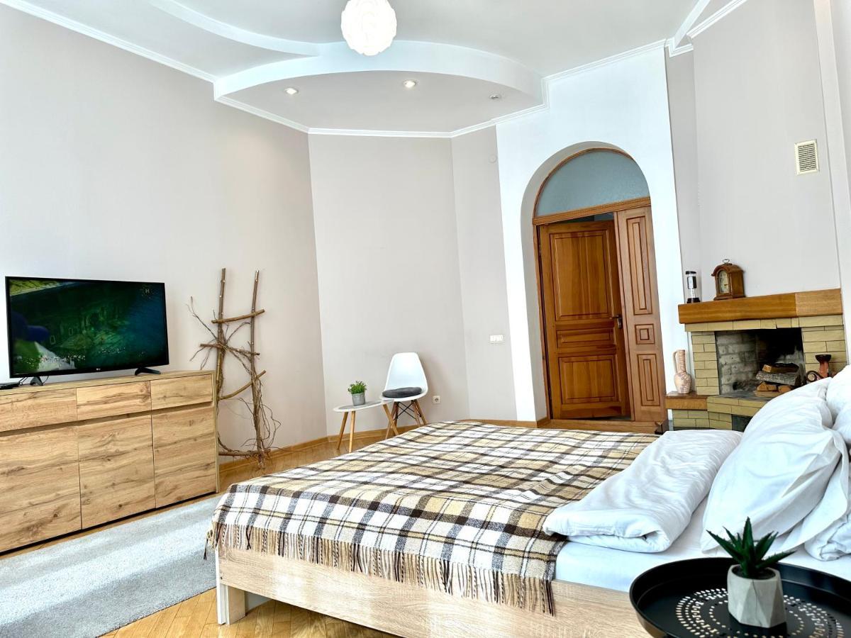 Apartments In The City Center, Near A Theatre, Zlata Plaza Rivne Exteriör bild