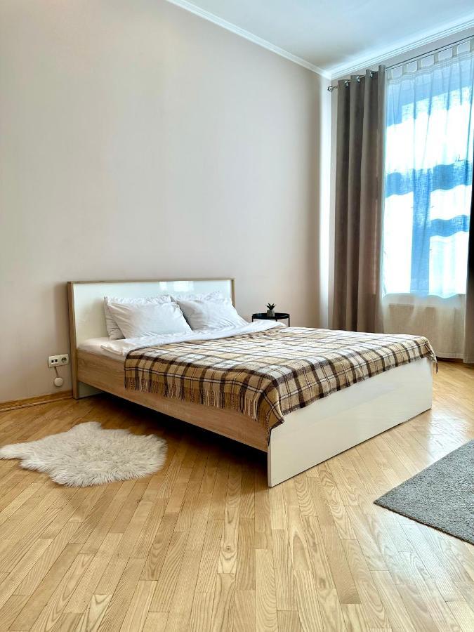 Apartments In The City Center, Near A Theatre, Zlata Plaza Rivne Exteriör bild