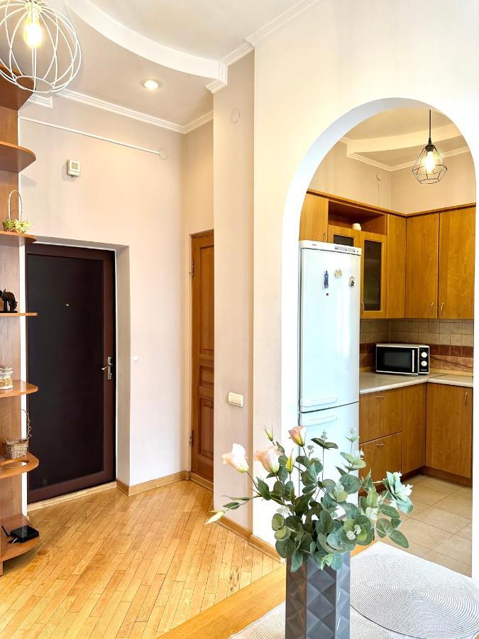 Apartments In The City Center, Near A Theatre, Zlata Plaza Rivne Exteriör bild